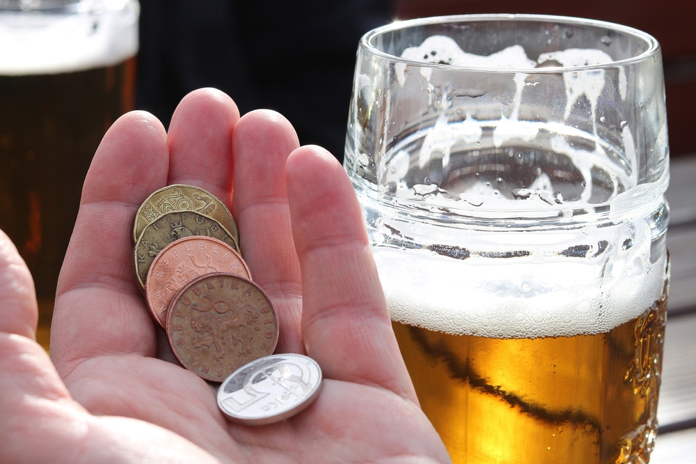 Unde se bea cea mai ieftină, dar și cea mai scumpă bere din Europa