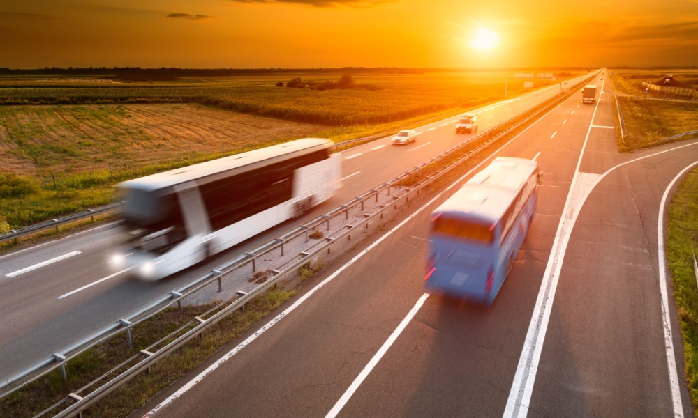 UE a votat reguli mai dure pentru emisiile de dioxid de carbon produse de camioane și de alte vehicule de mare tonaj, inclusiv autobuzele urbane