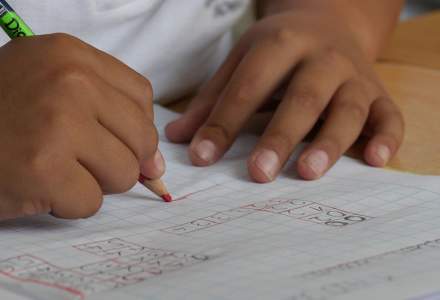 Elevii din România vor putea susține un test național de evaluare a alfabetizării matematice începând cu prima jumătate a anului 2024