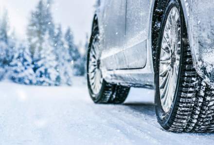 Cum se circulă pe drumurile din țară după ce a nins în mai multe județe. Ce recomandări au polițiștii pentru șoferi