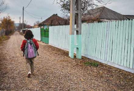 Aproape jumătate dintre copiii din România sunt analfabeţi funcţionali şi în risc de sărăcie