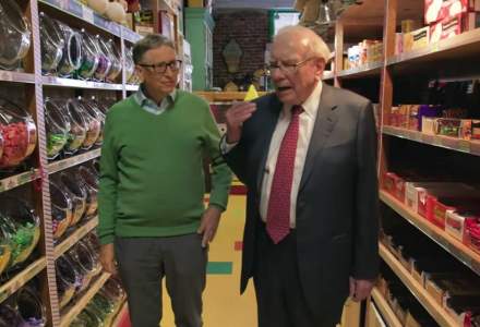 Oameni bogați, cu gusturi simple: Bill Gates își amintește cum „l-a prins” pe Warren Buffett mâncând Oreo pe post de mic-dejun