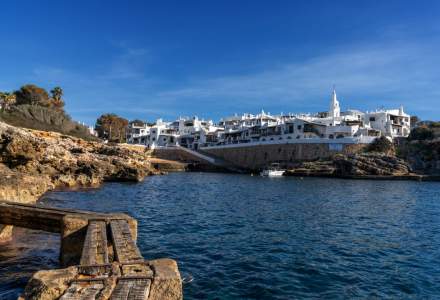 Satul cunoscut drept „Mykonosul spaniol” ar putea interzice accesul turiștilor, în această vară