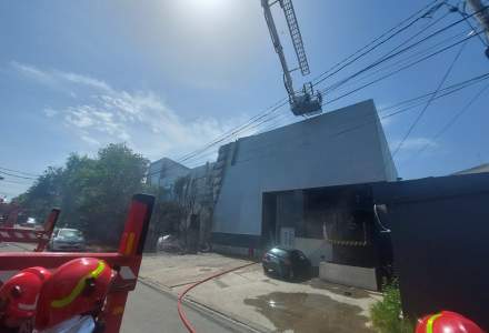 Incendiu la fațada unui magazin din Capitală. Pompierii intervin cu 12 autospeciale