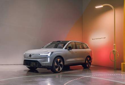 Volvo o ia înaintea Bruxelles-ului: Noul SUV electric EX90 va fi primul model vândut în UE cu „pașaport” tehnic pentru baterie