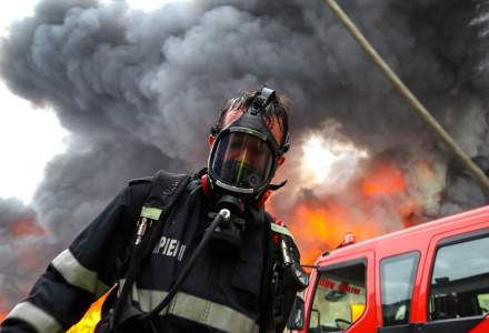 Incendiu la fabrica Borsec din Harghita: Sunt flăcări puternice și degajări mari de fum