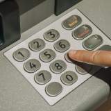 Când a apărut primul ATM din România. Povestea bancomatului s-a născut după „schițele” tonomatului de ciocolată