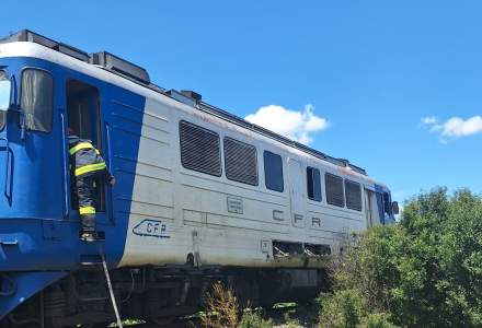 Degajare de fum la o locomotivă CFR Călători: peste 100 de călători au fost evacuați