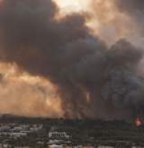 Imagine Articol Coșmarul incendiilor de lângă Atena intră într-un nou an. Pompierii...