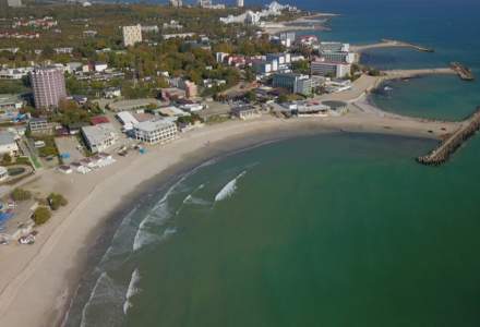 Agențiile de turism se opun lărgirii plajelor de pe litoral în plin sezon. Ce îi deranjează pe operatori
