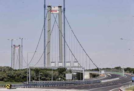La doar un an de la deschiderea lui, Podul de la Brăila va fi reasfaltat. Cât durează lucrările