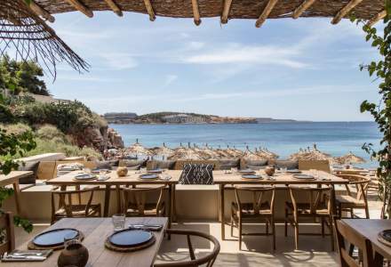 VIDEO | Piscină privată și preparate sofisticate: cinci dintre cele mai luxoase baruri pe plajă din Grecia