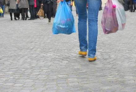 Romania interzice, din vara, pungile de plastic