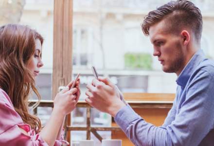O treime dintre romani folosesc aplicatii de Dating, iar 43% recunosc ca flirteaza prin intermediul smartphone-ului
