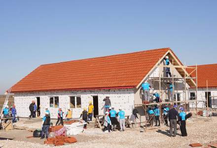 Big Build 2018. Reportaj de pe santierul unde sute de voluntari construiesc case pentru opt familii care au nevoie