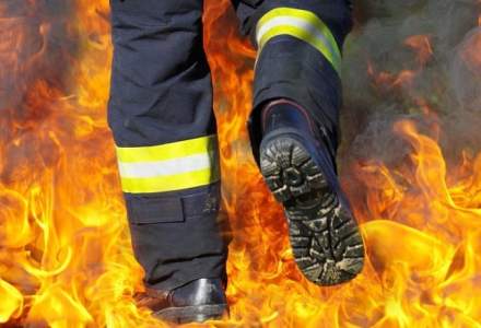 Incendiu puternic izbucnit la o hala de productie din Buftea: nu sunt inregistrate victime