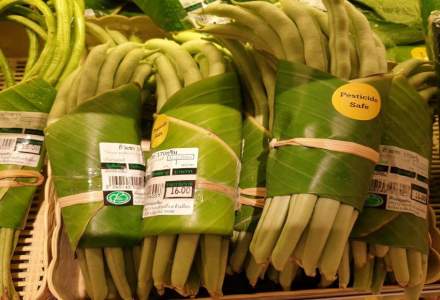 Viitorul in retail? Un supermarket din Thailanda a inlocuit ambalajul de plastic cu frunze de banane