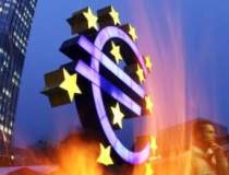 Euro a coborat la minimul...