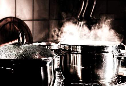 COVID-19 | Studiu: În vreme de pandemie, aproximativ 70% dintre români gătesc mai mult acasă