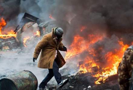 Sute de activisti prorusi au atacat o sectie de politie din orasul ucrainean Odesa