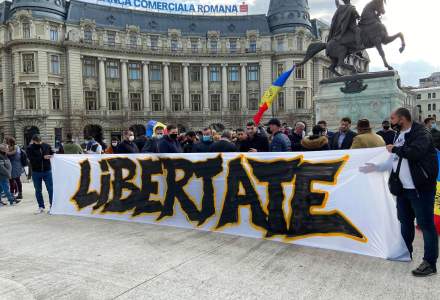 Proteste la Universitate și în Piața Victoriei împotriva restricțiilor anti-COVID
