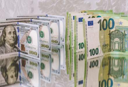 Dolarul a trecut peste euro pentru prima dată din 2002