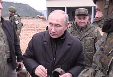 VIDEO - Putin, cu pușca pe poligon, pentru a demonstra că soldații nu sunt trimiși pe front cu arme defecte