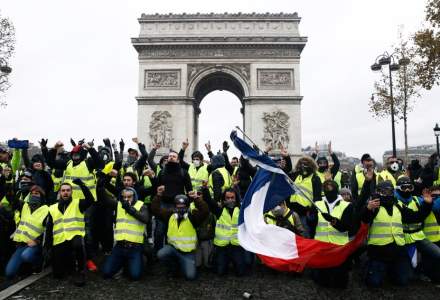 Revolte și greve masive în Franța din cauză că Macron vrea să crească vârsta de pensionare