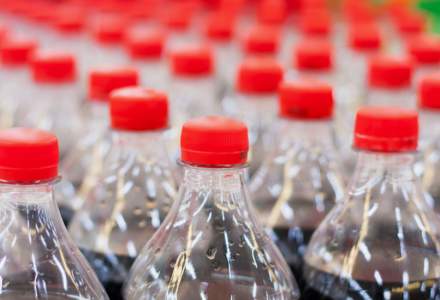 Coca-Cola își schimbă sticlele. Ce este nou la sistemul introdus de companie, inclusiv în România