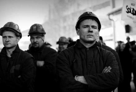 O suta de mineri protesteaza in curtea Complexului Energetic Hunedoara