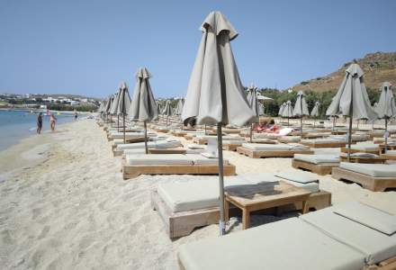 Grecia se revoltă împotriva șezlongurilor de pe plajă. Oamenii, supărați că acestea invadează tot mai mult spaţiul public