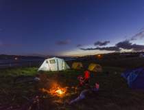 12 articole de camping pe...