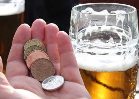 Imagine: Clasamentul iubitorilor de bere: Unde se bea cea mai ieftină, dar și cea mai...