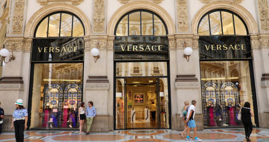 Imagine pentru articolul: Tranzactia anului in fashion: Michael Kors a cumparat Versace. Ce planuri are brandul american