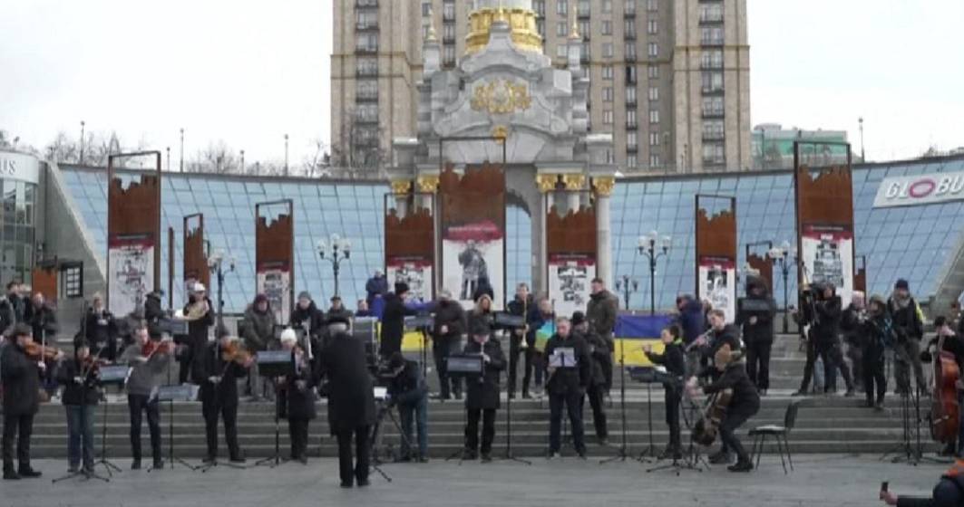 Imagine pentru articolul: VIDEO: Ucrainenii sfidează rușii chiar în celebra piață Maidan din Kiev. O orchestra cântă imnul Ucrainei, în timp ce forțele ruse se apropie de Kiev
