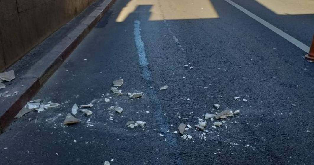 Imagine pentru articolul: Circulație îngreunată în București: au început să cadă panourile de granit din Pasajul Unirii