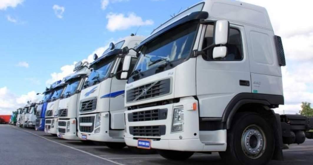 Imagine pentru articolul: Trei organizaţii ale transportatorilor rutieri participă la un protest cu zeci de camioane în Piaţa Victoriei