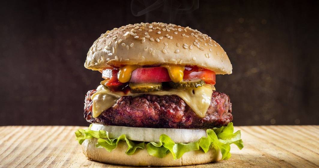 Imagine pentru articolul: Burger, la prețul unei case: stadionul care vinde cel mai scump burger din lume