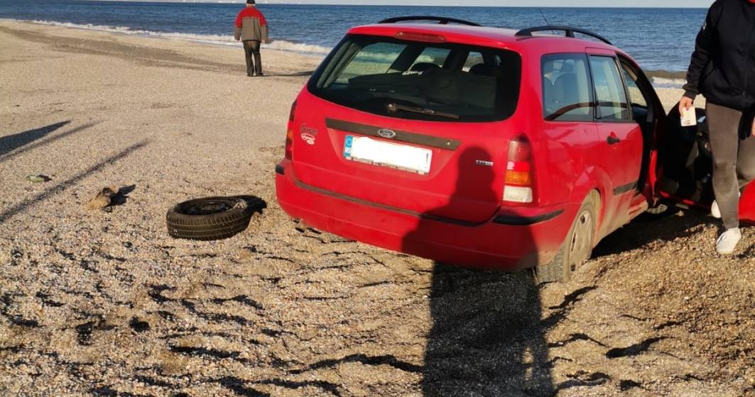 Imagine pentru articolul: FOTO | Încă un șofer ”aventurier” a fost amendat pentru că a intrat cu mașina pe plajă