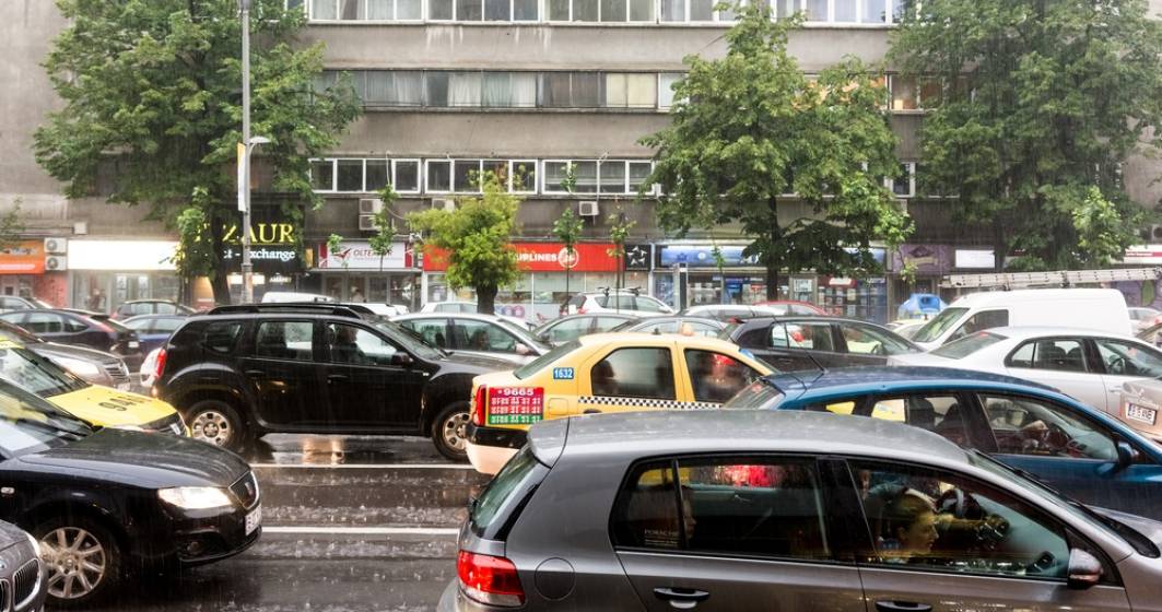 Imagine pentru articolul: Efectele furtunii din București: Străzi inundate și mașini lovite de copaci