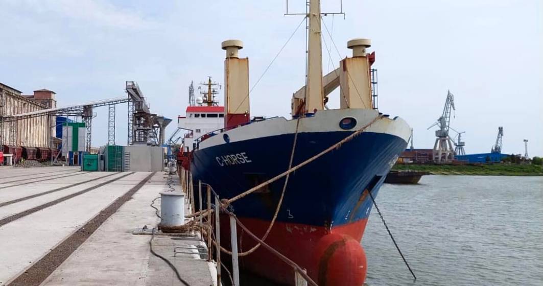 Imagine pentru articolul: FOTO | Prima navă cu cereale din Ucraina a plecat din Portul Galați spre Grecia