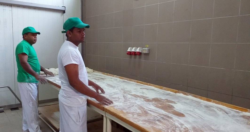 Imagine pentru articolul: Ditrau | Patronii brutariei din comuna s-au razgandit, iar cei doi brutari din Sri Lanka vor face paine in continuare