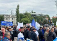 Poza 3 pentru galeria foto FOTO: Mai multe organizații sindicale protestează în fața Guvernului și cer reducerea fiscalităţii pe muncă