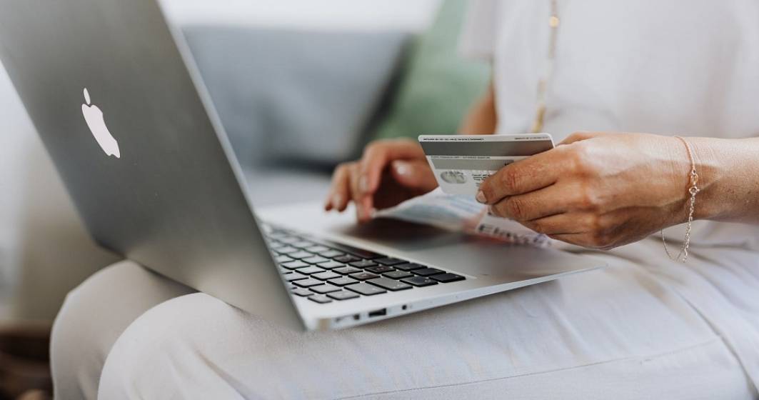 Imagine pentru articolul: Shopping online și mai puțin bani cheltuiți pe cadouri. Așa au arătat cumpărăturile de sărbători în era pandemiei