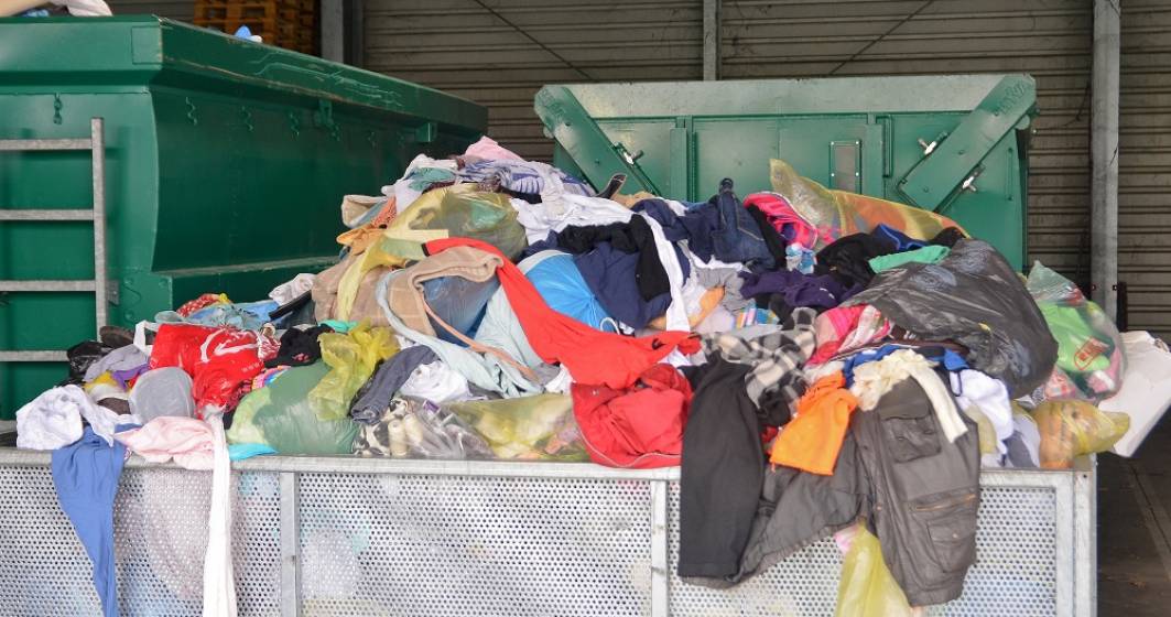 Imagine pentru articolul: Europenii aruncă masiv haine la gunoi: Din 11 mil. tone de deșeuri textile, doar 6,6% sunt reutilizate sau reciclate la nivelul UE
