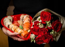 Imagine: De 8 martie, românii se răsfață cu sushi și flori. Lalelele, trandafirii și...