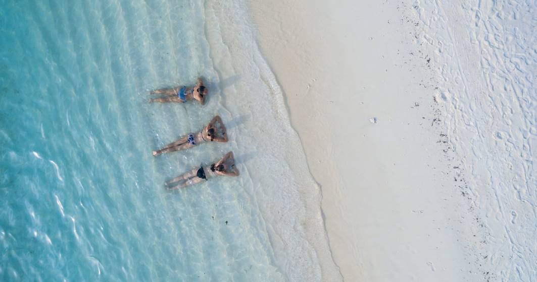 Imagine pentru articolul: Destinațiile de vacanță care amendează turiștii care poartă costumul de baie în afara plajelor sau piscinelor