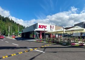 Imagine: FOTO  Primul KFC de pe Valea Prahovei, deschis la Sinaia, chiar pe DN1....