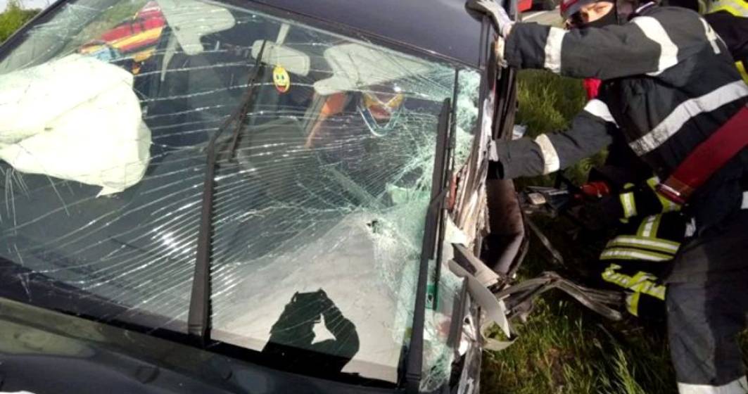 Imagine pentru articolul: Prima zi fără restricții readuce haosul pe șoselele din țară. În Timișoara, un șofer a rămas încarcerat după ce două mașini și un autotren s-au ciocnit.