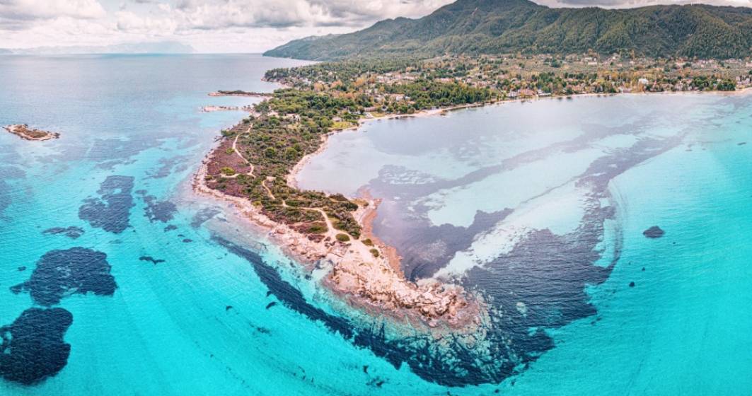 Imagine pentru articolul: Top 10 plaje în Halkidiki care îți taie respirația. Nisipuri aurii, peisaje feerice și ape verzi pe care nu trebuie să le ratezi
